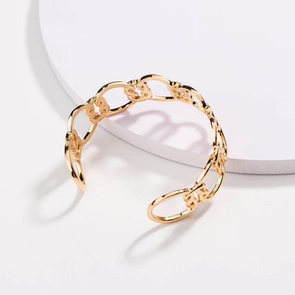 Gold love-knot link bracelet, close view of circular chain links and knot detail