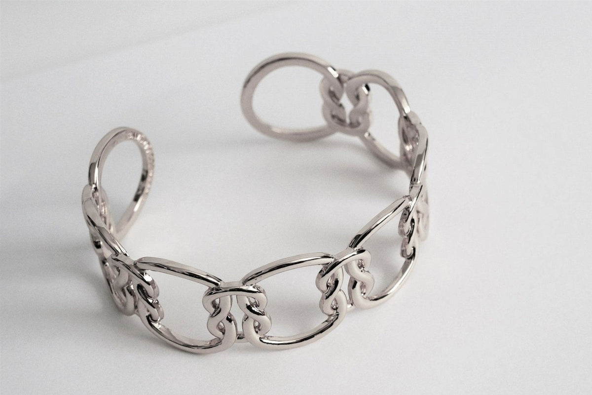 Silver chain love-knot bracelet with interlocking ring links and clasp detail