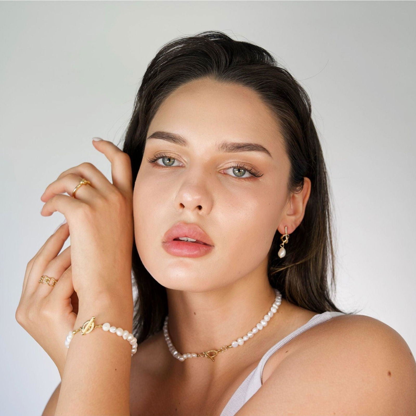Freshwater pearl necklace with baroque pearls and gold accent link
