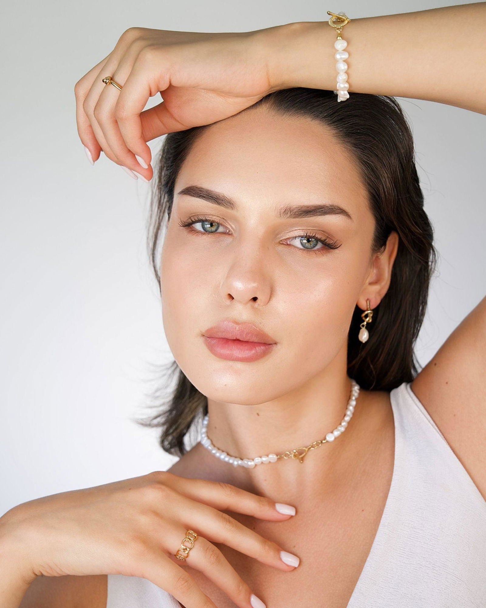 Freshwater pearl necklace with white baroque pearls and gold clasp accent