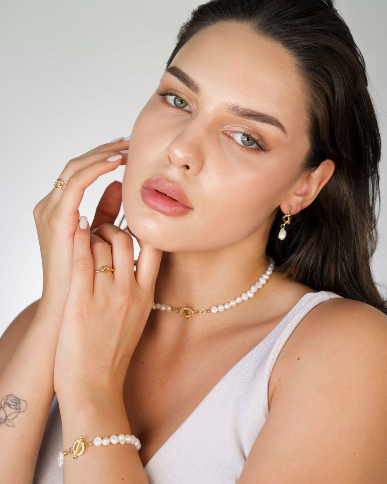 Freshwater pearl necklace with white baroque pearls and gold accent
